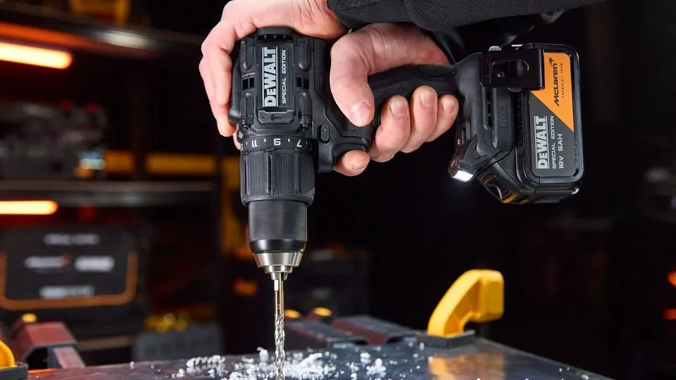 Schlagbohrschrauber in McLaren Design von Dewalt