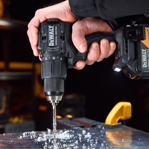 Schlagbohrschrauber in McLaren Design von Dewalt