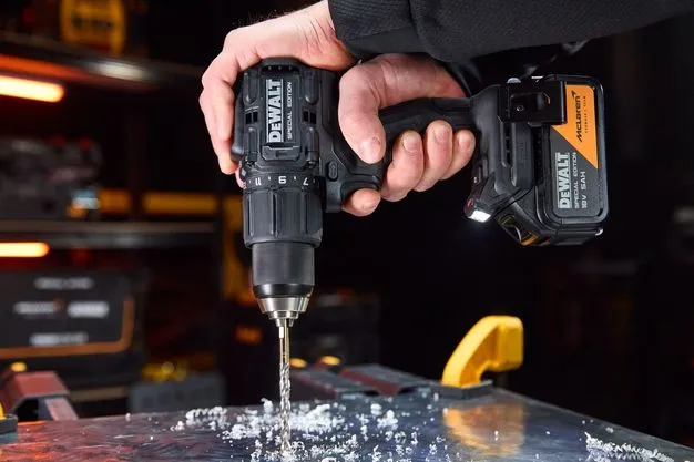 Schlagbohrschrauber in McLaren Design von Dewalt