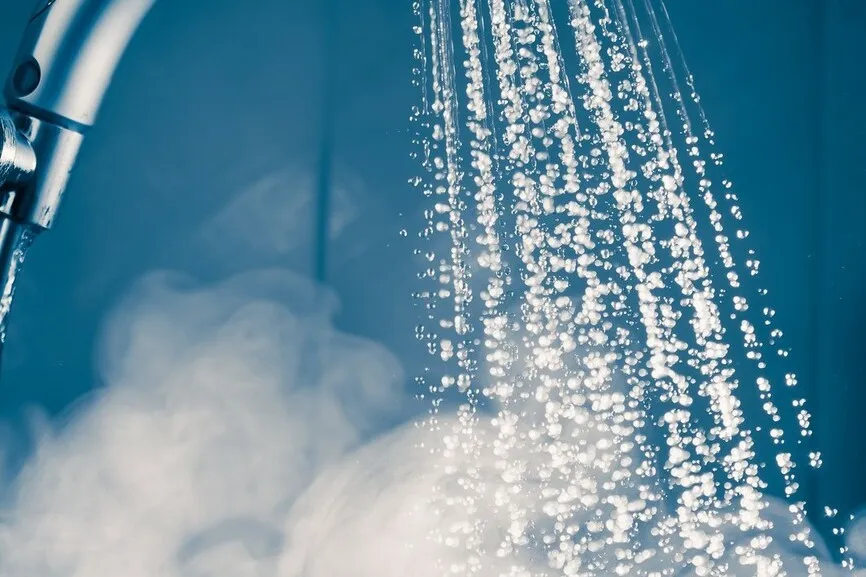 Dusche mit heißem Dampf.