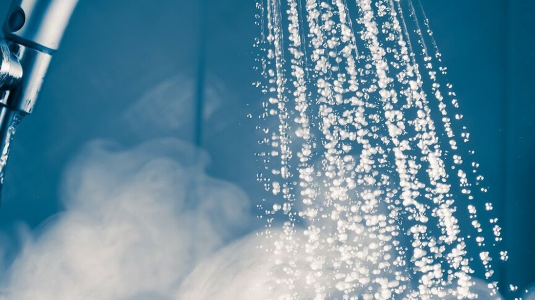 Dusche mit heißem Dampf
contrast shower with water stream