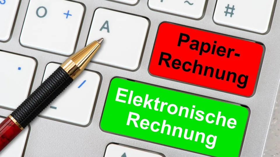 Eine Tastatur eine Computers: Darauf sind sind die Tasten "Elektronische Rechnung" und "Papier-Rechnung" zu finden.