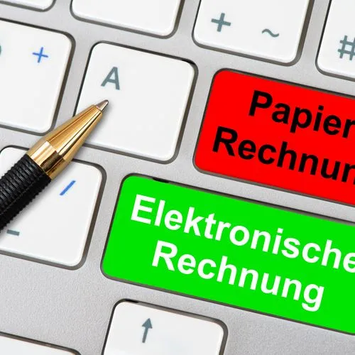 Eine Tastatur eine Computers: Darauf sind sind die Tasten "Elektronische Rechnung" und "Papier-Rechnung" zu finden.