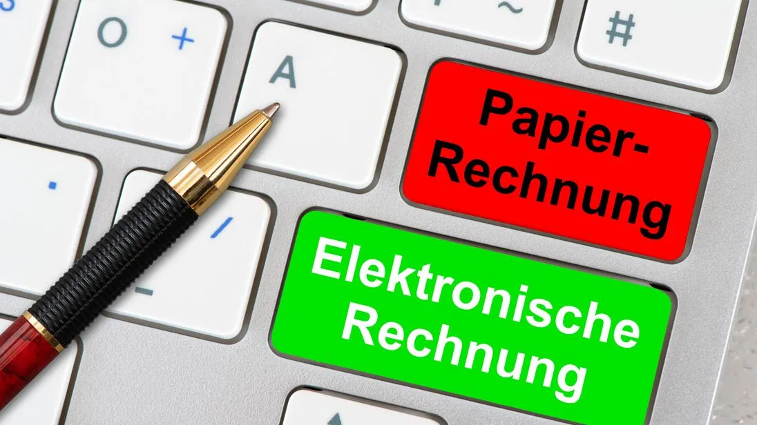 Eine Tastatur eine Computers: Darauf sind sind die Tasten "Elektronische Rechnung" und "Papier-Rechnung" zu finden.
