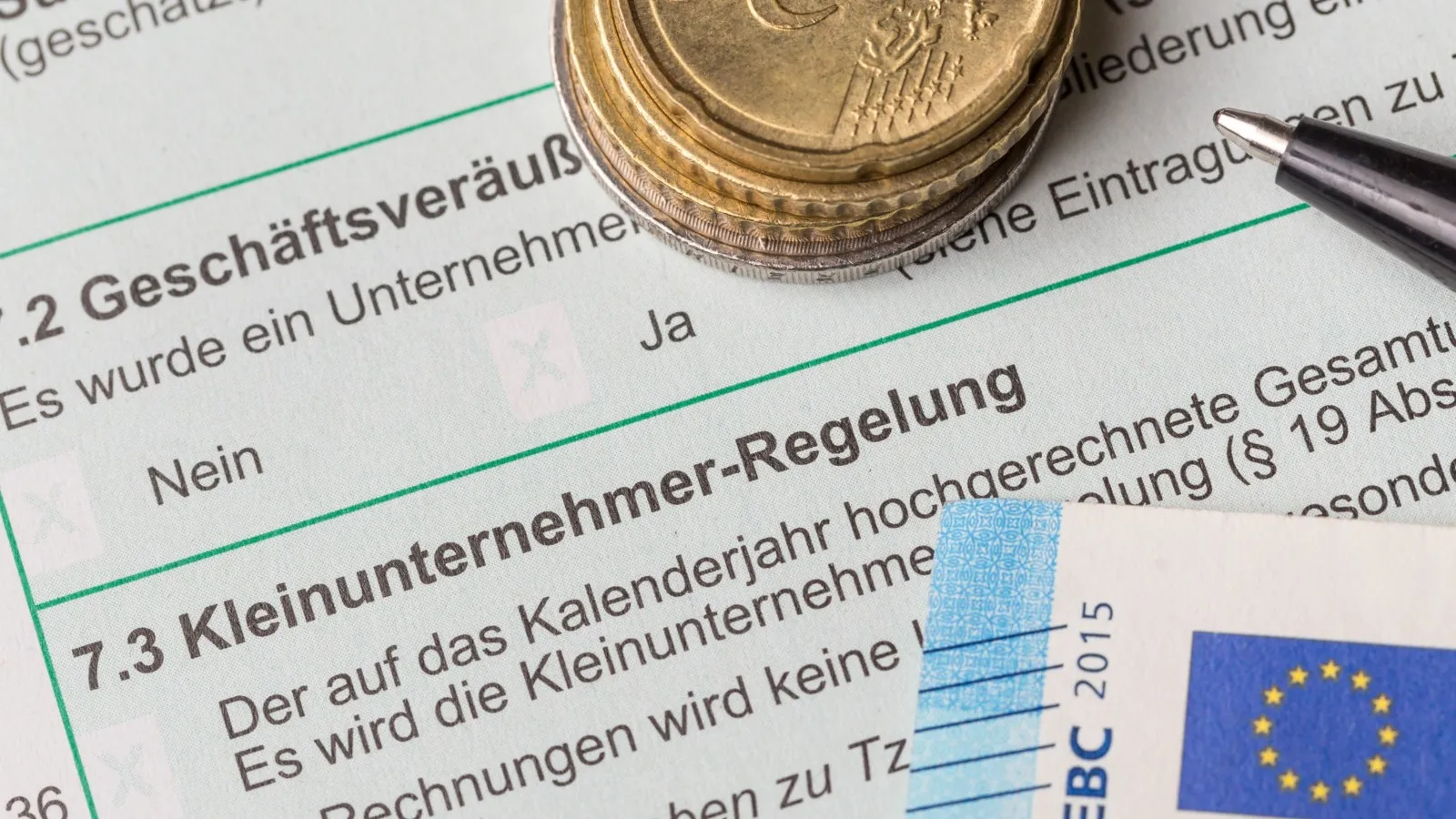 E-Rechnung erlaubt, aber nicht zwingend: Kleinunternehmer haben auch weiterhin ein Wahlrecht bei der E-Rechnung.