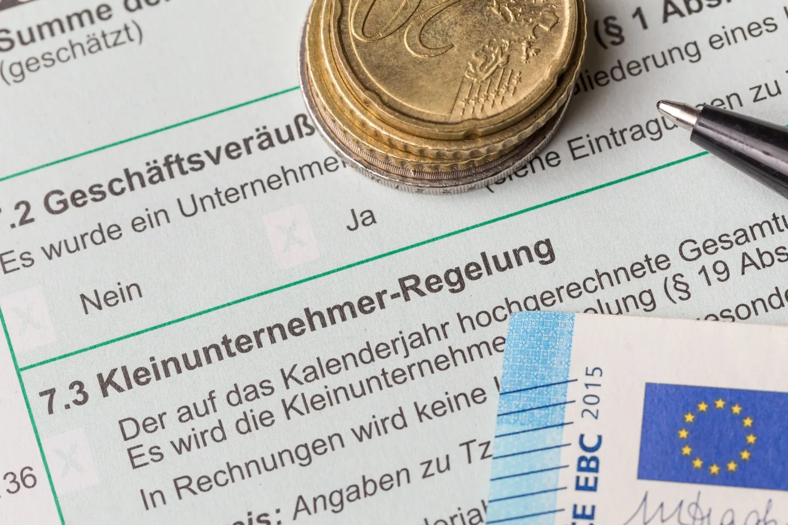 E-Rechnung erlaubt, aber nicht zwingend: Kleinunternehmer haben auch weiterhin ein Wahlrecht bei der E-Rechnung.
