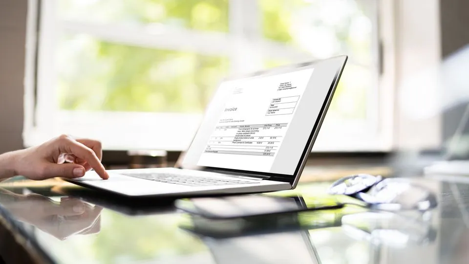 Bald kommt die Annahmepflicht: Betriebe sollten sich noch in diesem Jahr um eine Visualisierungssoftware kümmern, damit sie ab 2025 E-Rechnungen auslesen können.