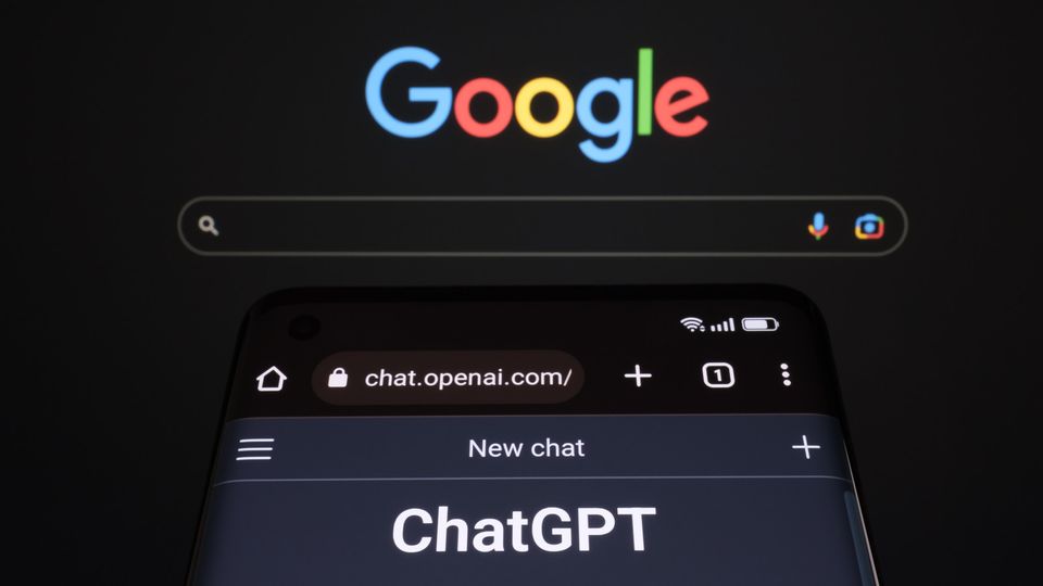 Ein Grund für KI-Fehler: Chatbots sollen Antworten liefern. Daher generieren sie oft plausible, aber falsche Aussagen, auch wenn sie in manchen Fällen eigentlich unsicher sein sollten, weil es keine eindeutige Antwort gibt.