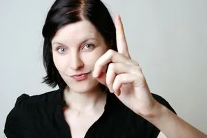 Frau erhebt ihren Zeigefinger