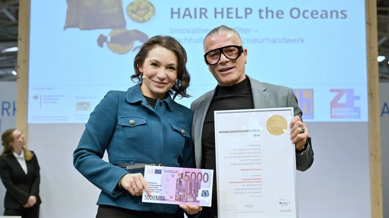 5.000 Euro und einen Imagefilm – Friseurmeister Emidio Gaudioso aus Bückeburg freut sich über den Bundesinnovationspreis für sein Projekt „Hair Help the Oceans“.