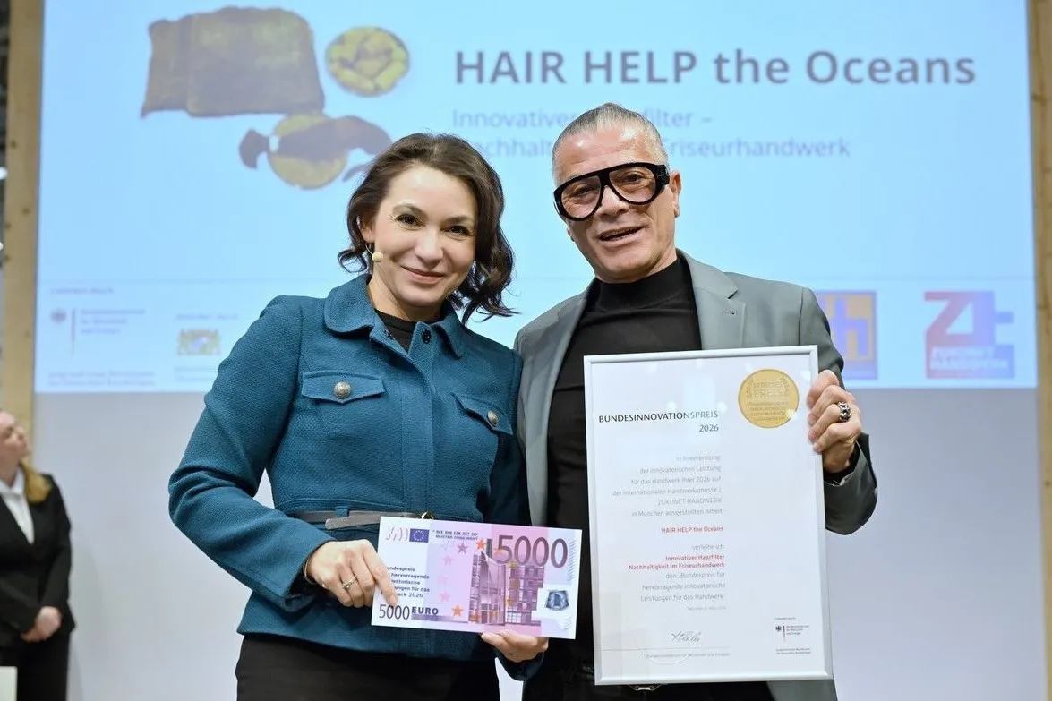 5.000 Euro und einen Imagefilm – Friseurmeister Emidio Gaudioso aus Bückeburg freut sich über den Bundesinnovationspreis für sein Projekt „Hair Help the Oceans“.