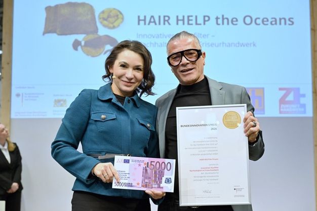5.000 Euro und einen Imagefilm – Friseurmeister Emidio Gaudioso aus Bückeburg freut sich über den Bundesinnovationspreis für sein Projekt „Hair Help the Oceans“.
