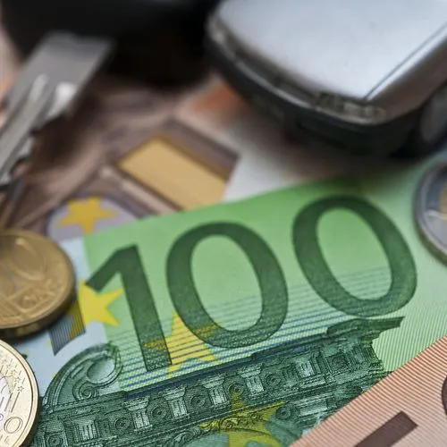 Kosten Auto: Autoschlüssel und Euro-Scheine