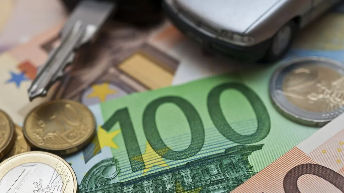 Kosten Auto: Autoschlüssel und Euro-Scheine