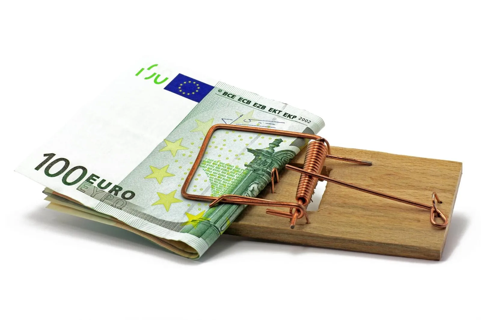 Eine 100-Euro Banknote steckt in einer Mausefalle.