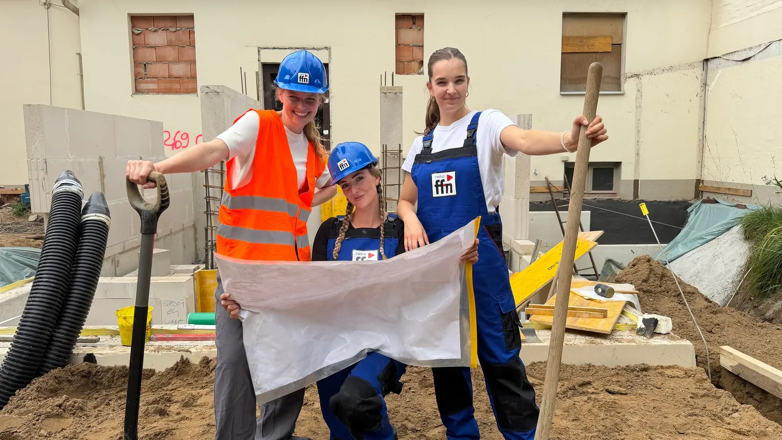 Moderatorinnen von radio ffn beim posieren für ein Foto für den Handwerkerinnentag in ihrem Programm.