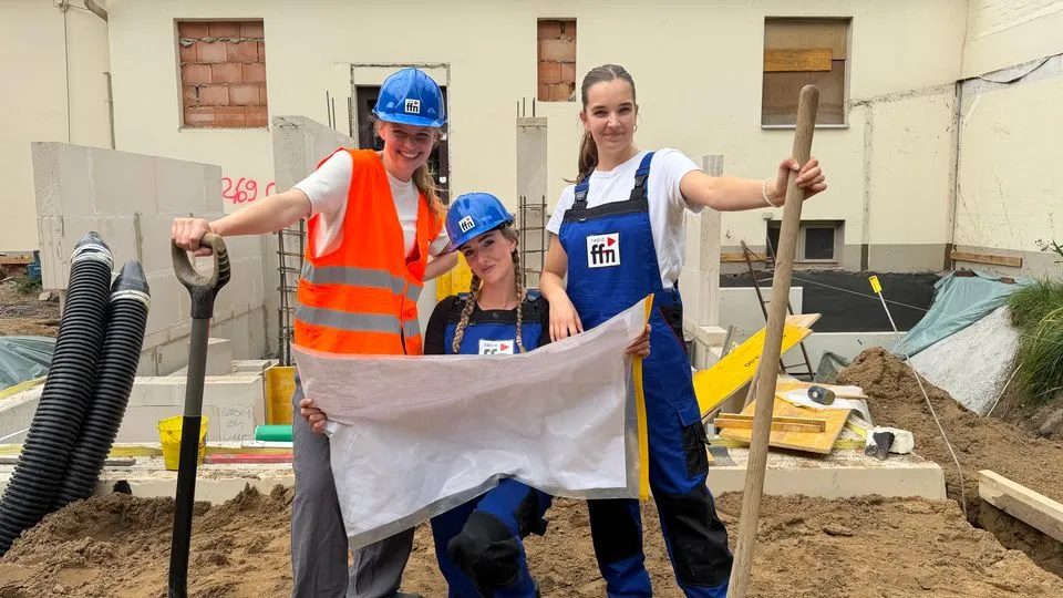 Moderatorinnen von radio ffn beim posieren für ein Foto für den Handwerkerinnentag in ihrem Programm.