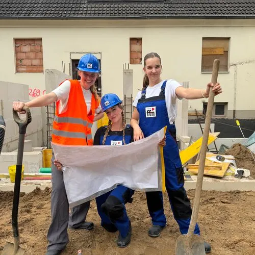 Moderatorinnen von radio ffn beim posieren für ein Foto für den Handwerkerinnentag in ihrem Programm.