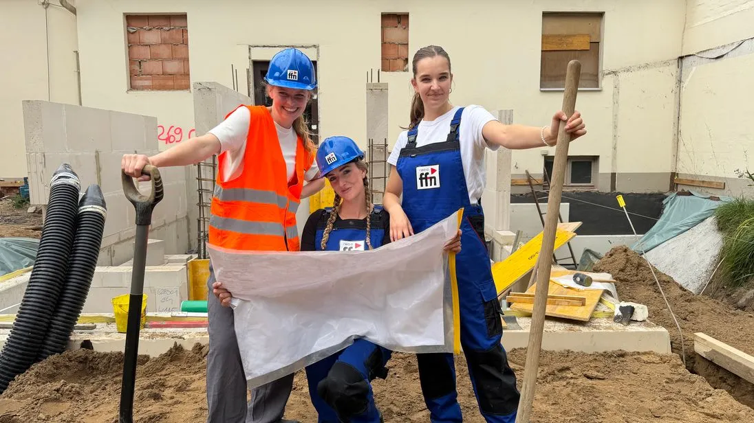 Moderatorinnen von radio ffn beim posieren für ein Foto für den Handwerkerinnentag in ihrem Programm.