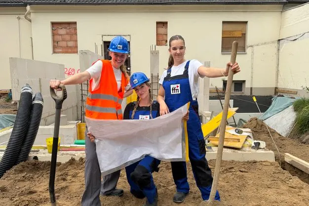 Moderatorinnen von radio ffn beim posieren für ein Foto für den Handwerkerinnentag in ihrem Programm.