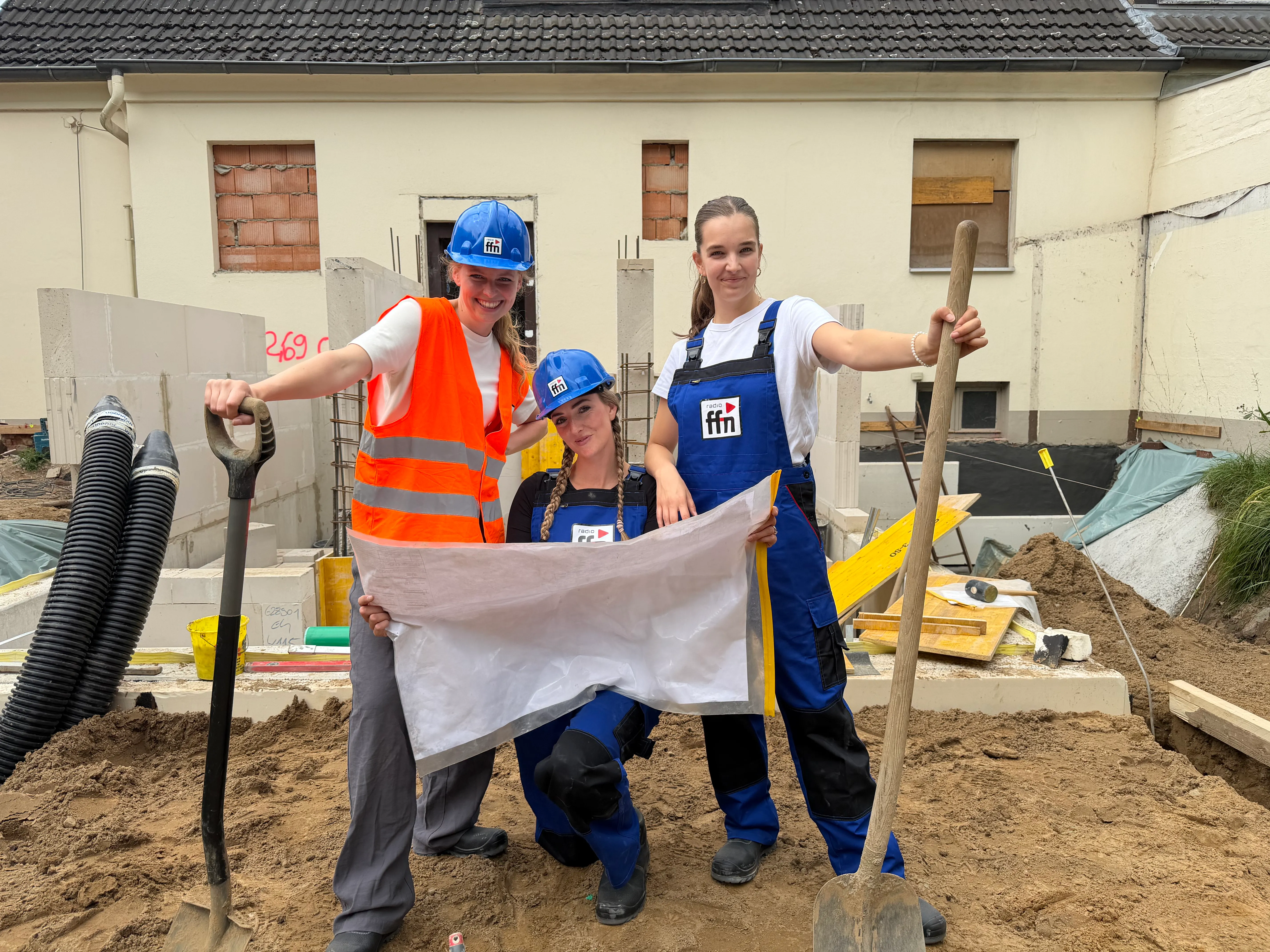 Moderatorinnen von radio ffn beim posieren für ein Foto für den Handwerkerinnentag in ihrem Programm.