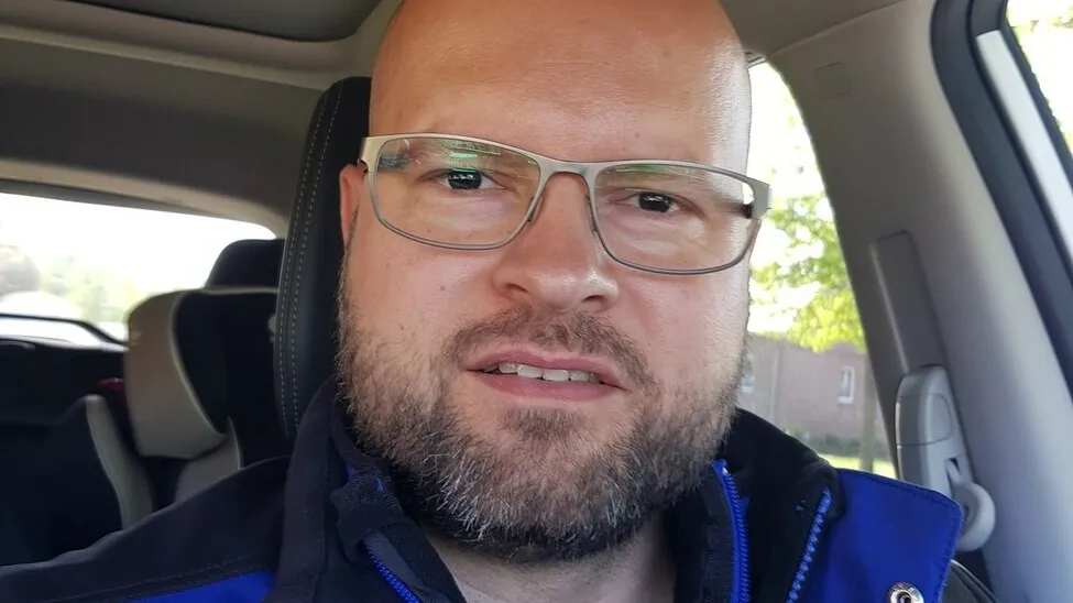 Foto von Frank Duwe im Auto.