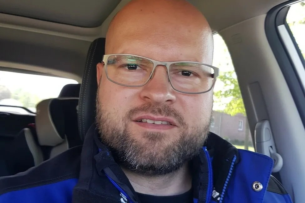 Foto von Frank Duwe im Auto.