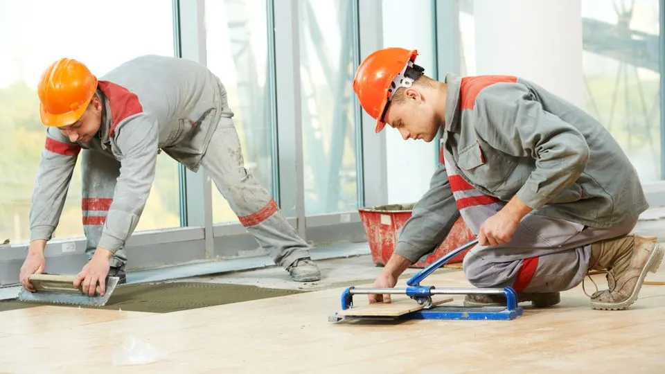 Ohne Freistellungsbescheinigung vom Finanzamt müssen Gewerbekunden für Bauarbeiten 15 Prozent Bauabzugsteuer einbehalten.