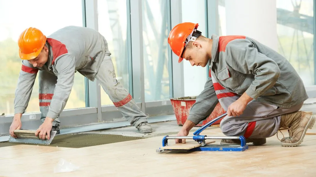Ohne Freistellungsbescheinigung vom Finanzamt müssen Gewerbekunden für Bauarbeiten 15 Prozent Bauabzugsteuer einbehalten.
