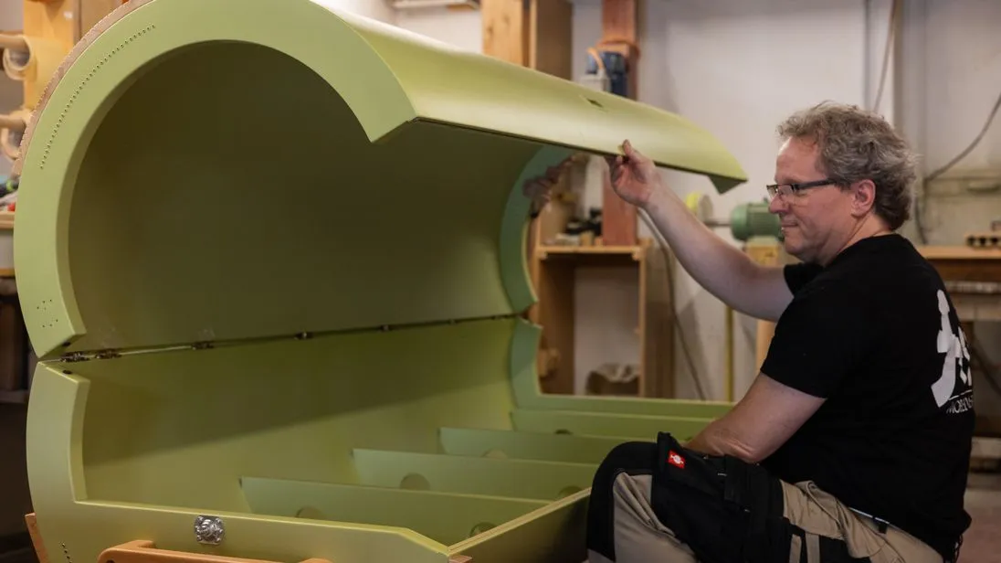 Die „Overtune-Tube“, eine große Klagröhre. Man kann sie sich vorstellen, wie ein Solarium aus Holz.