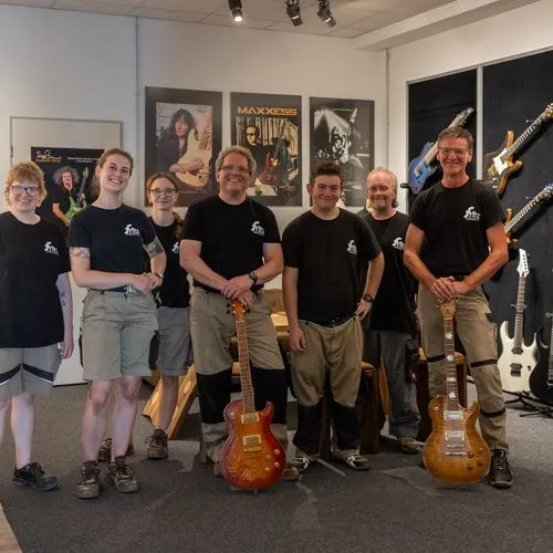 2 Schreiner-Azubis Lavinia Kiseljak u. Pascal Zahn, 2 Schreinerinnen Sophie Oberländer u. Victoria Weiss, 1 Schreiner Markus Hommel, 1 Gitarrentechniker Dirk van Essen, 1 kaufmännisch Angestellte Irina Fritz, 1 Schreinermeister Roman Fritz, Inhaber.