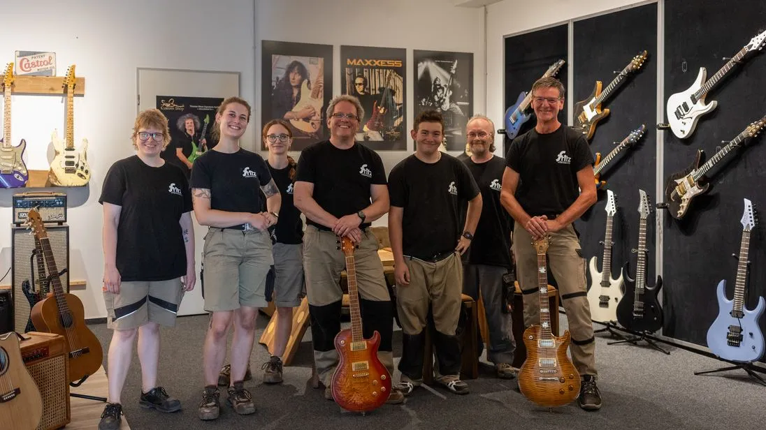 2 Schreiner-Azubis Lavinia Kiseljak u. Pascal Zahn, 2 Schreinerinnen Sophie Oberländer u. Victoria Weiss, 1 Schreiner Markus Hommel, 1 Gitarrentechniker Dirk van Essen, 1 kaufmännisch Angestellte Irina Fritz, 1 Schreinermeister Roman Fritz, Inhaber.
