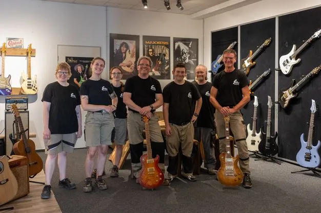 2 Schreiner-Azubis Lavinia Kiseljak u. Pascal Zahn, 2 Schreinerinnen Sophie Oberländer u. Victoria Weiss, 1 Schreiner Markus Hommel, 1 Gitarrentechniker Dirk van Essen, 1 kaufmännisch Angestellte Irina Fritz, 1 Schreinermeister Roman Fritz, Inhaber.