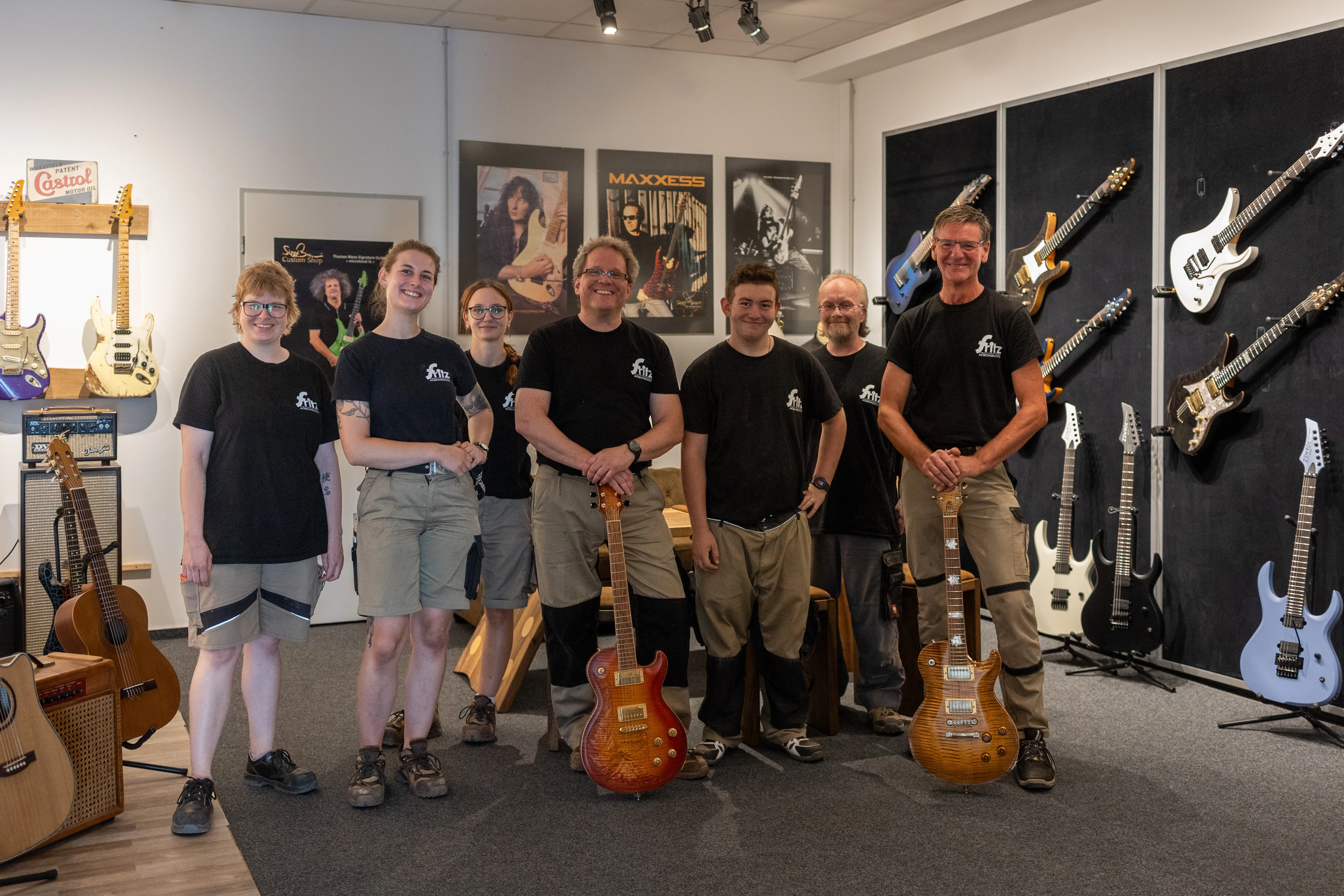 2 Schreiner-Azubis Lavinia Kiseljak u. Pascal Zahn, 2 Schreinerinnen Sophie Oberländer u. Victoria Weiss, 1 Schreiner Markus Hommel, 1 Gitarrentechniker Dirk van Essen, 1 kaufmännisch Angestellte Irina Fritz, 1 Schreinermeister Roman Fritz, Inhaber.