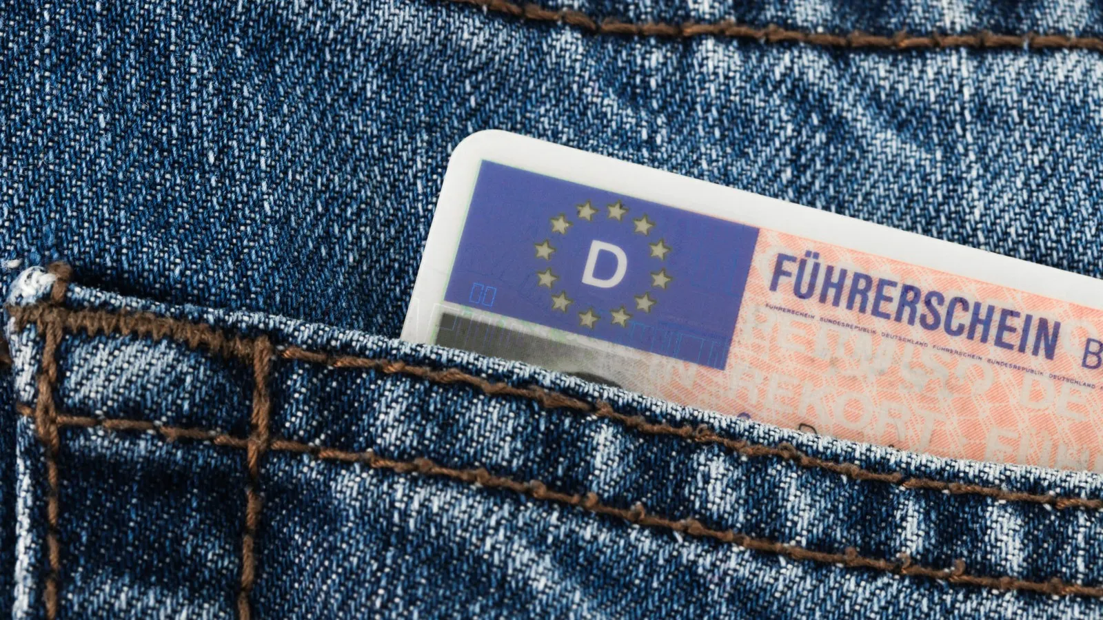 Einige Betriebe zahlen ihren Azubis Zuschüsse zum Führerschein, um sie für den Betrieb zu gewinnen.