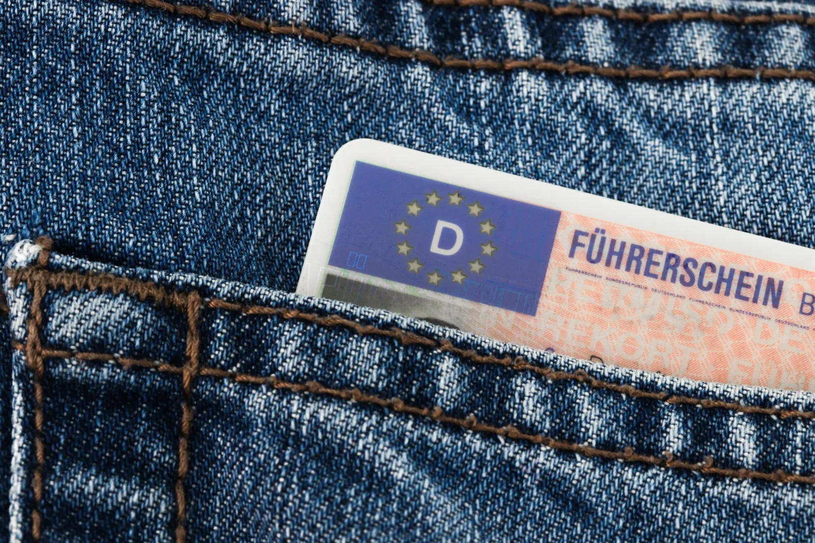 Einige Betriebe zahlen ihren Azubis Zuschüsse zum Führerschein, um sie für den Betrieb zu gewinnen.