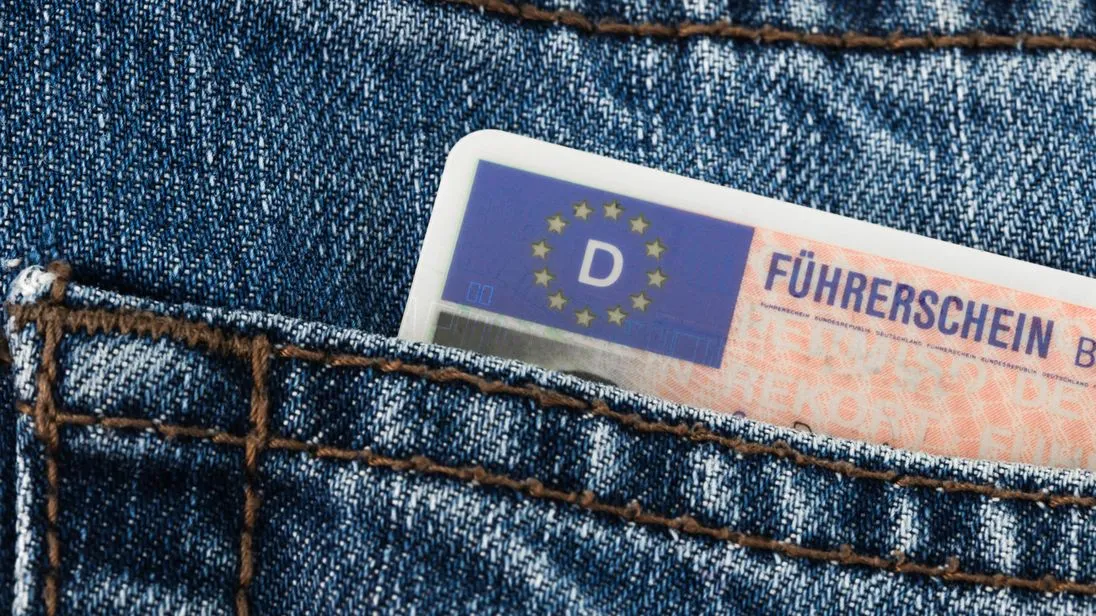 Einige Betriebe zahlen ihren Azubis Zuschüsse zum Führerschein, um sie für den Betrieb zu gewinnen.