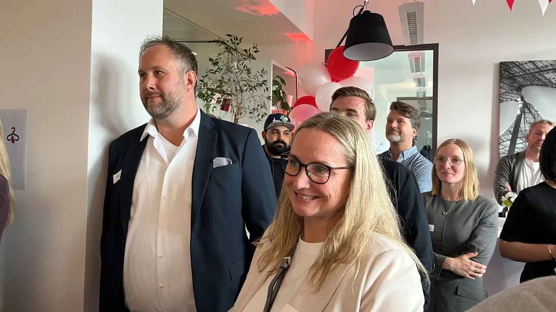 Konzentrierte Zuhörer: Heiko Sasgen (SDH) und Tanja Ehlerding (Schlütersche Mediengruppe) verfolgen aufmerksam die Eröffnungsrede von Ralf Baumeister.