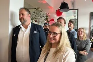 Konzentrierte Zuhörer: Heiko Sasgen (SDH) und Tanja Ehlerding (Schlütersche Mediengruppe) verfolgen aufmerksam die Eröffnungsrede von Ralf Baumeister.