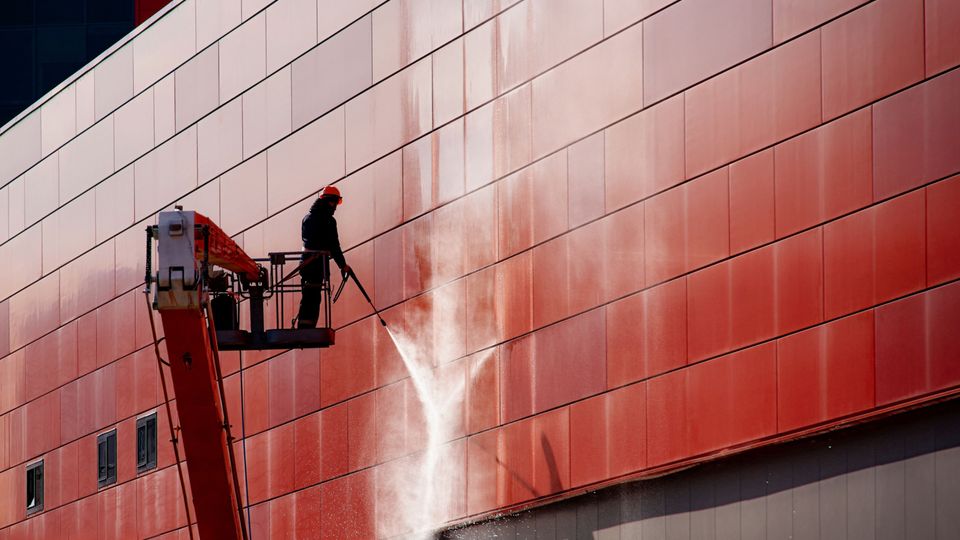 Tarifverhandlungen beendet: In der Gebäudereinigung steigt 2025 der Tariflohn.
