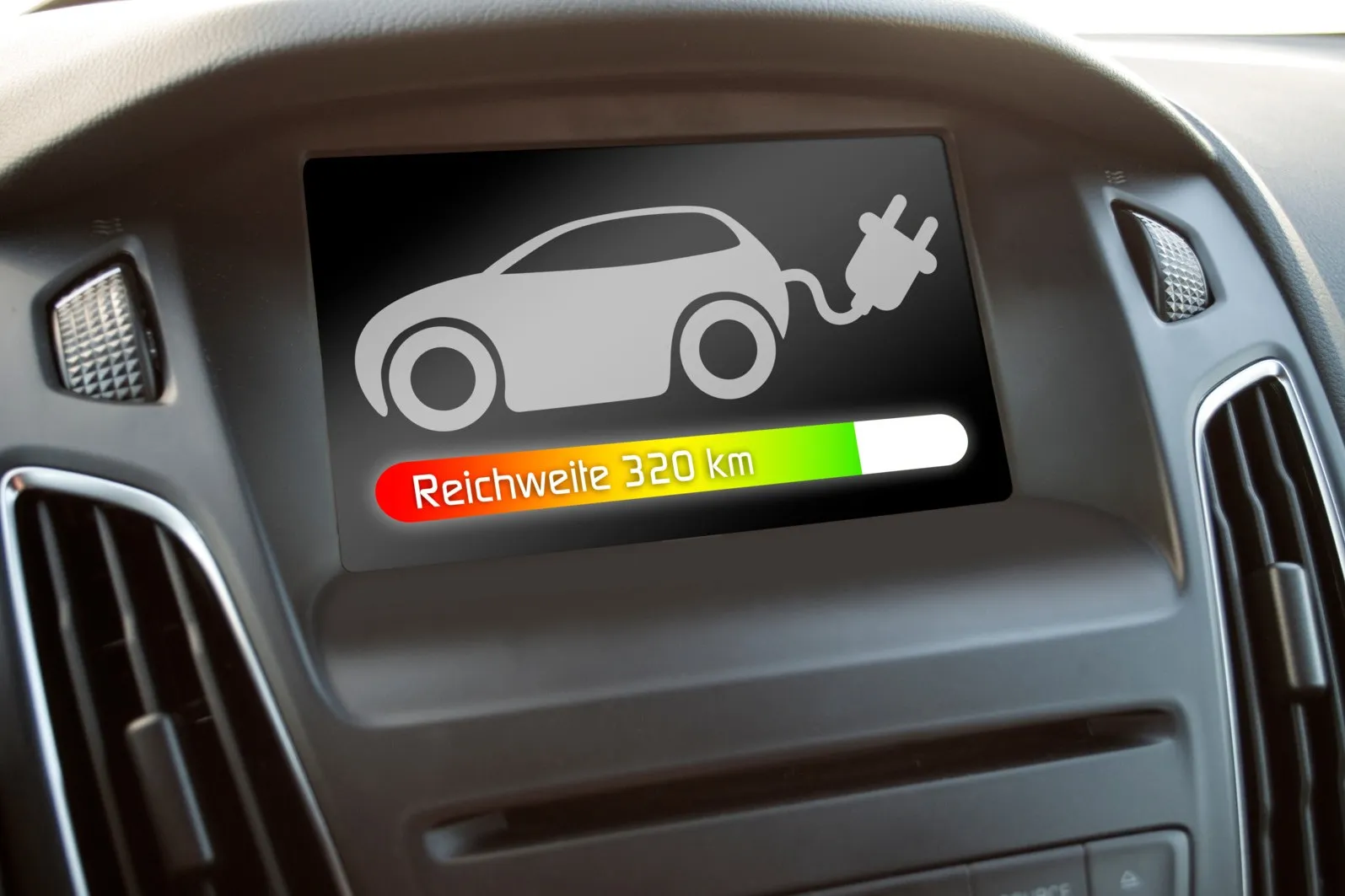 Das Display im Fahrzeug zeigt den aktuellen Batteriestatus. Eine Grafik mit Stromstecker und ein farblich hervorgehobener Balken informieren über die verbleibende Reichweite.