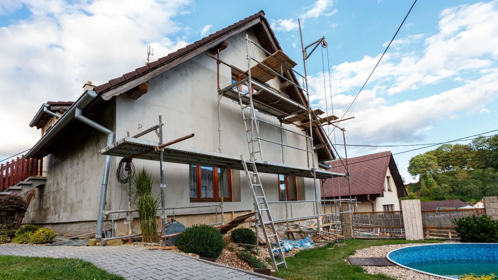 Ein Haus, das sich in Sanierung befindet. An der Hauswand erstreckt sich ein Gerüst.