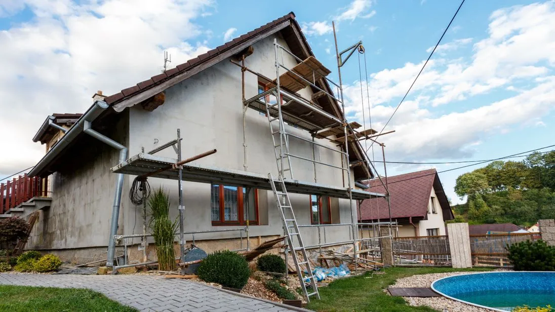 Sanierung im Bestand: Mit der neuen Gefahrstoffverordnung kommen neue Regeln auf Betriebe und Kunden zu.