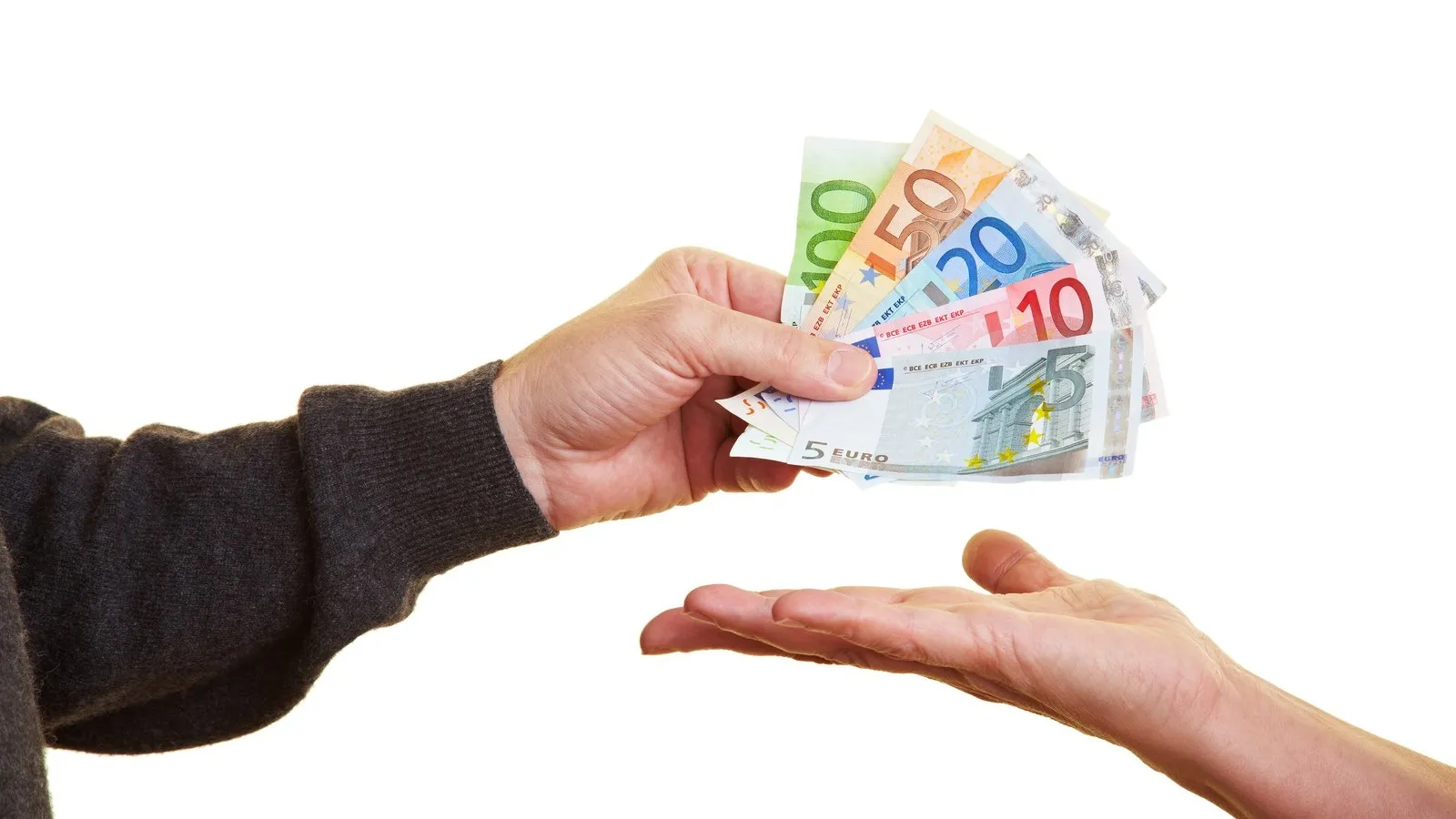 Eine Hand reicht einer anderen Hand mehrere Geldscheine.