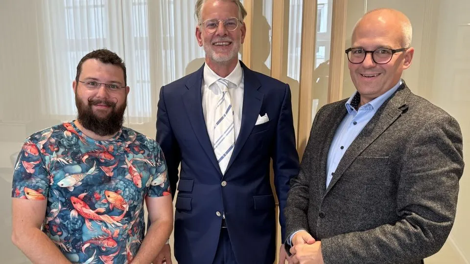 Die Vorsitzenden der Inselgenossenschaft Helgoland Adrian Wolf und Mario Peterscheck sowie der Insolvenzverwalter Marc-André Borchert (von links).