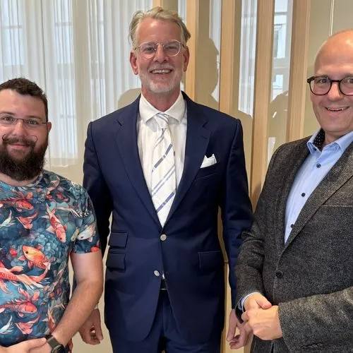 Die Vorsitzenden der Inselgenossenschaft Helgoland Adrian Wolf und Mario Peterscheck sowie der Insolvenzverwalter Marc-André Borchert (von links).