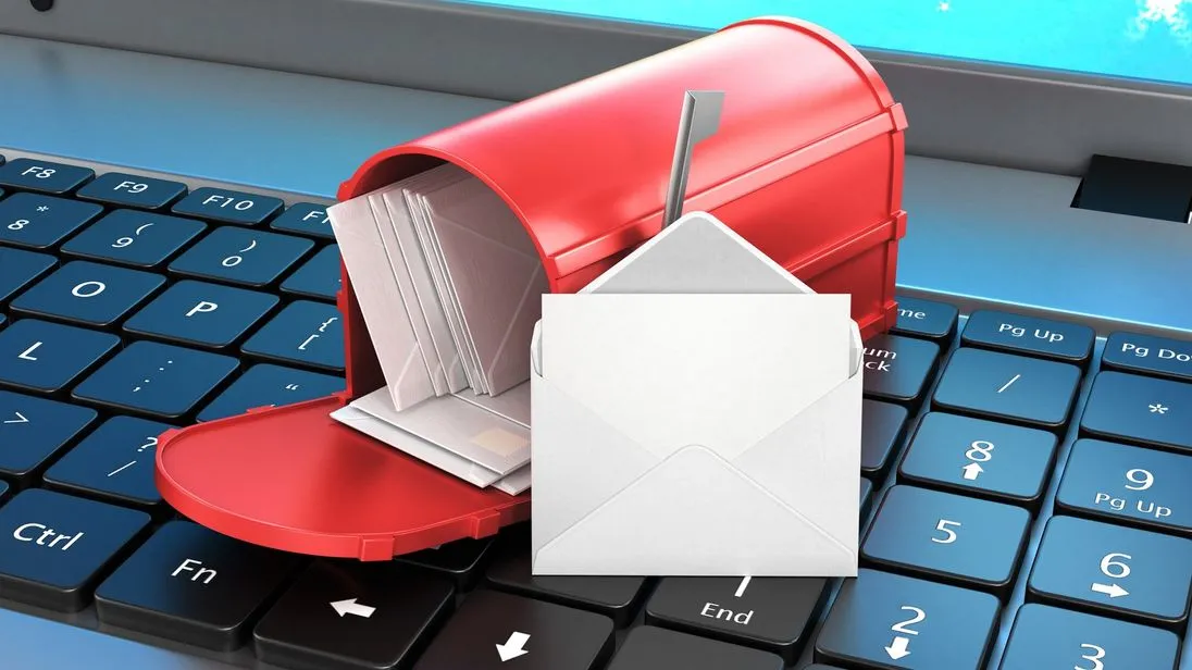 Briefkasten auf Tastatur
mailbox on the keyboard, open letter on the keyboard. 3d illustration