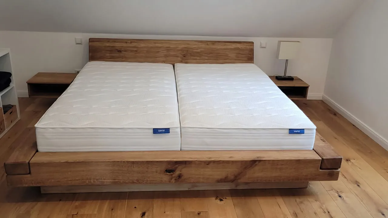 Bett mal anders. Hübsches Schwergewicht aus Eichenbalken.