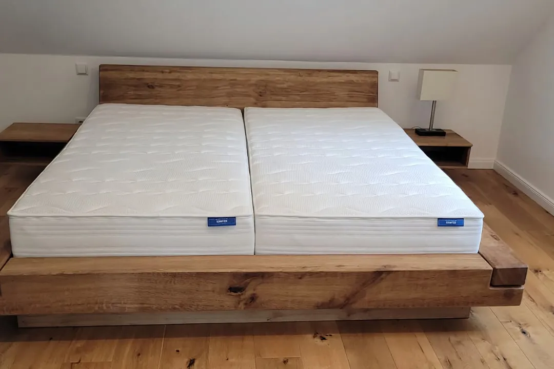 Bett mal anders. Hübsches Schwergewicht aus Eichenbalken.