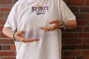 Jemand macht eine abwägende Handbewegung mit der linken Hand oben.